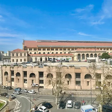 Devant La Gare Saint-charles